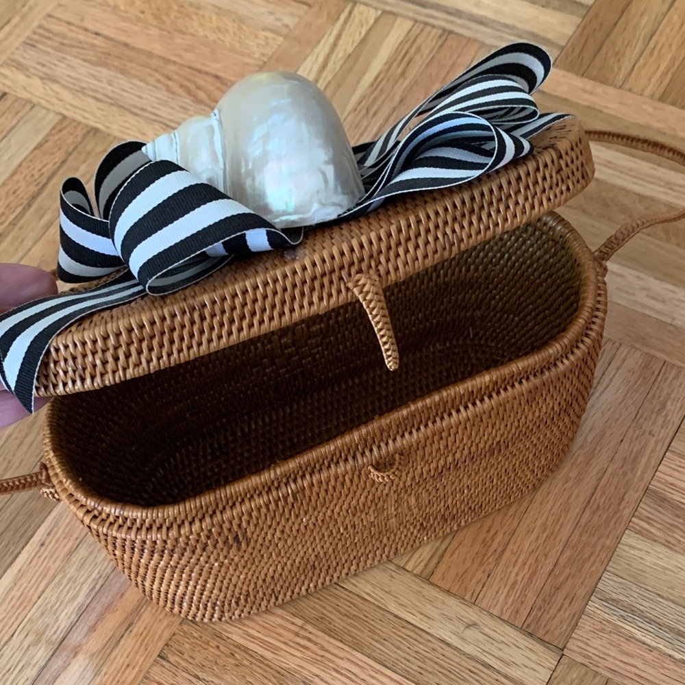 RETAIL $195 Basket Purse Natural Root Hand-Woven Custom Shell & Bow Accent